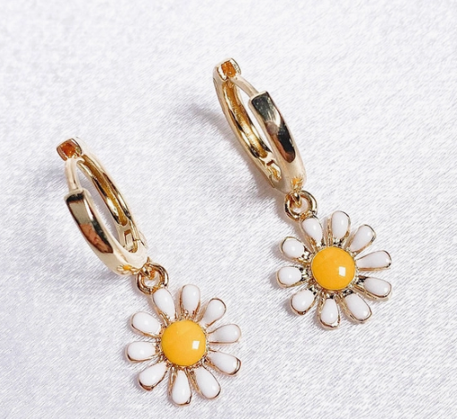 Daisy Huggie Hoops